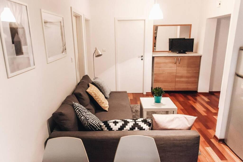 Cosy In A Quiet Neighborhood Apartment *
